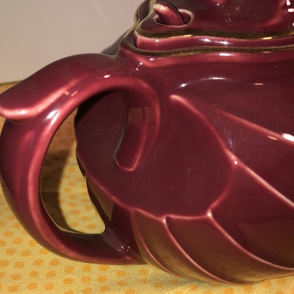 Vintage Hall burgundy and gold tea pot with hook lid - Picture 5 of 13